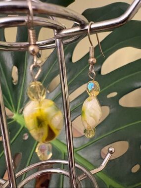3/45.00$Vintage handmade Yellow-green Murano glass Bead Dangle Earrings #003